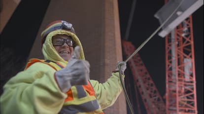 Erection crew on task